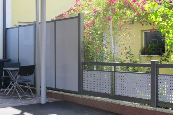 Flat-Design Sichtschutzfelder Noppenblech - in Kombination mit Decor-Perforée Zaun