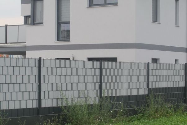Draht-Gitter-Zaun mit Sichtschutz  - Doppelstabmatten mit Sichtschutzstreifen in grau und anthrazit.