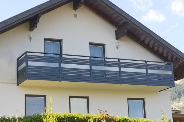 Staketto Horizontal Balkon-Geländer - mit Handlauf "TopRail", Füllungsstäbe 60, Zierfeld mit Acryl