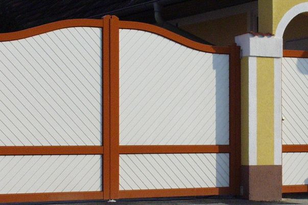 Arcada-Tore mit Füllungen in Diagonal - Füllungen ohne Abstand in Schmuckfarbe.