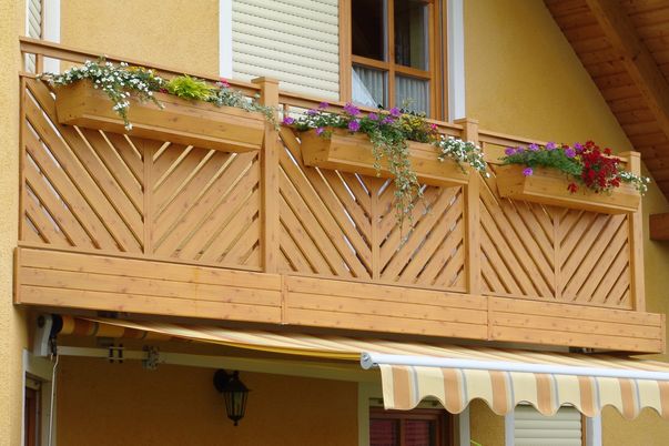 Latten-Füllung Geländer Diagonal2-fach - in Holzdekor mit freilaufendem Handlauf. Passend dazu Balkonblende und Blumenkisten als Extra.