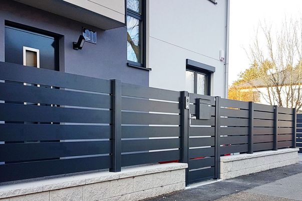 Frontline Zaun + Tür mit Stäben 150 - Eingebauter Postkasten als Extra