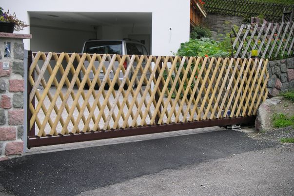 Portail Cadre - portail coulissant automatisé avec barreaux en bois, bien adapté aux clôtures.  