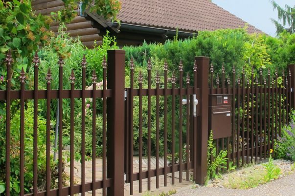Portail & clôture Palissades et capuchons Royal - en anodisé bronzé et forme longue + courte.