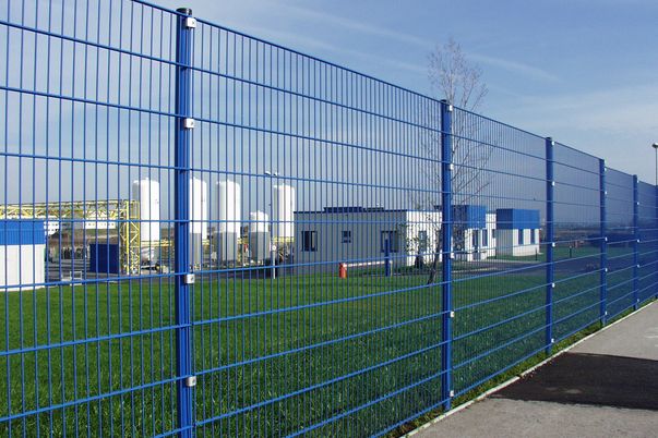 Draht-Gitter-Zaun für Objektbereich - Doppelstabmatten und Säulen in Sonderfarbe.