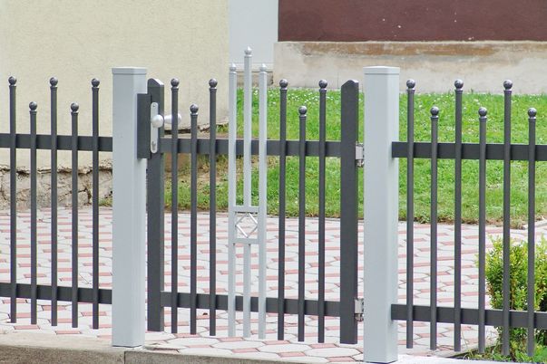 Portail & clôture Palissades et capuchons ronds - et ornement Quadrette, forme longue + courte.
Cadre "A" (=prix avantageux!).