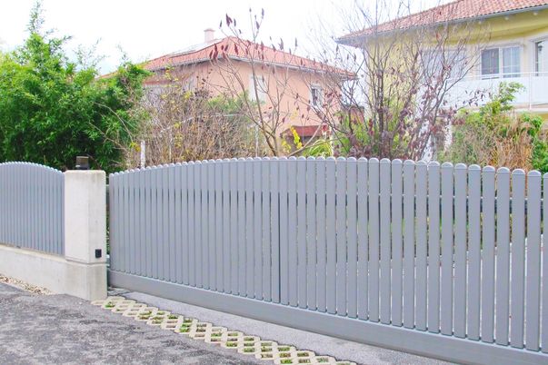 Clôture Lattes et capuchons ronds - Portails coulissant autoportant et clôtures en forme convexe. 