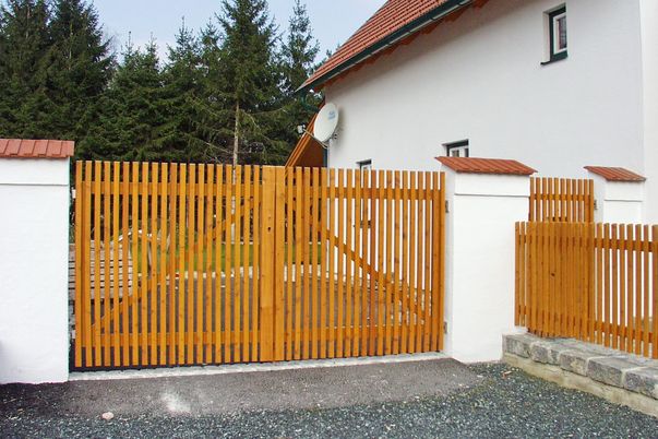 Rahmen-Tore "NACHHER" - mit aufliegenden Holzstäben, passend zum Zaun.