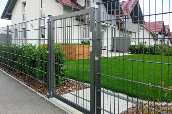 Draht-Gitter-Zaun und Tür - Gehtüre und Gitterzaun in anthrazit-metallic.
