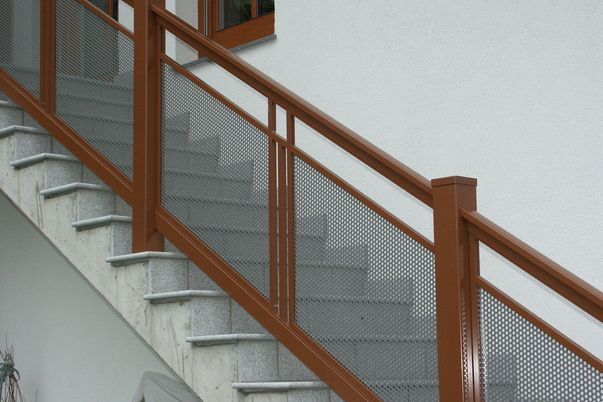 Perforée Geländer "Basis" - Füllung Rund-Lochblech in Schmuckfarbe und Freilaufender Handlauf
für Basis II-Ausführung. Schutzleiste für Treppenspalt erforderlich!