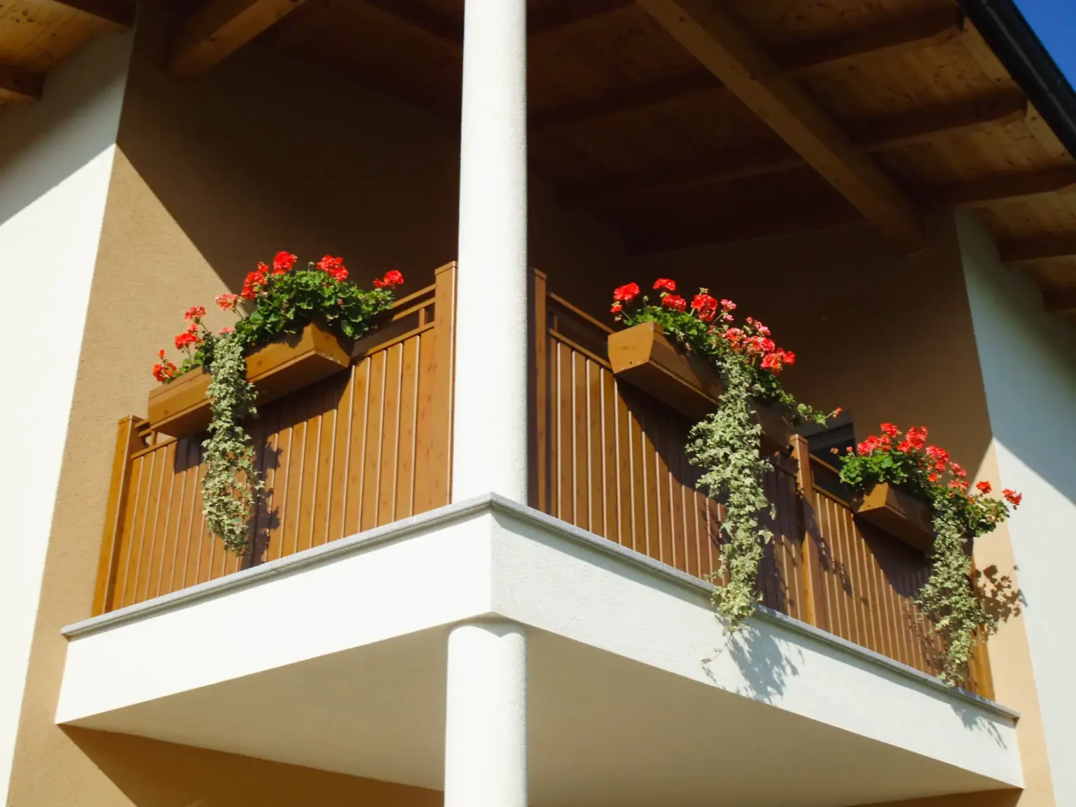 Aluminiumzaun, Brix Zaun, Metallzaun, Geländer, Balkon, Latten-Füllung, Blumenkasten