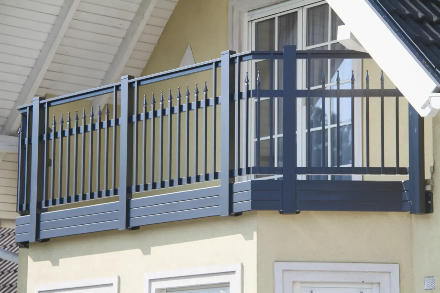 Aluminiumzaun, Brix Zaun, Metallzaun, Geländer, Balkon, Paliquadra, Balkonverblendung