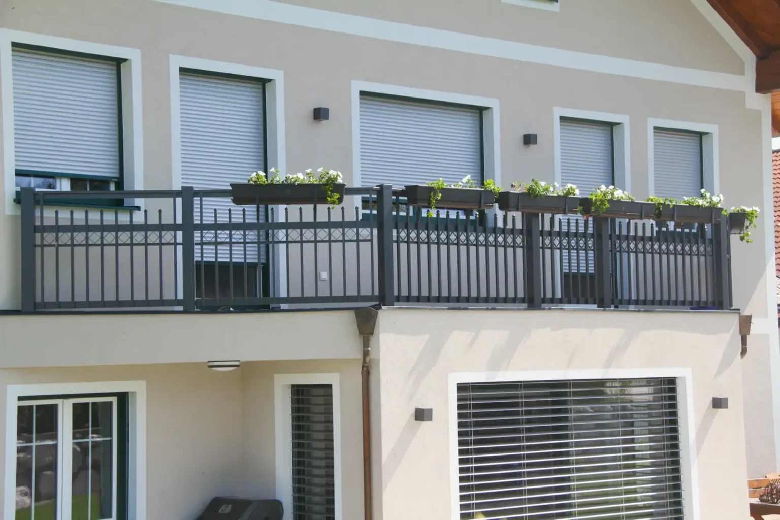 Aluminiumzaun, Brix Zaun, Metallzaun, Geländer, Balkon, Paliquadra, Blumenkasten