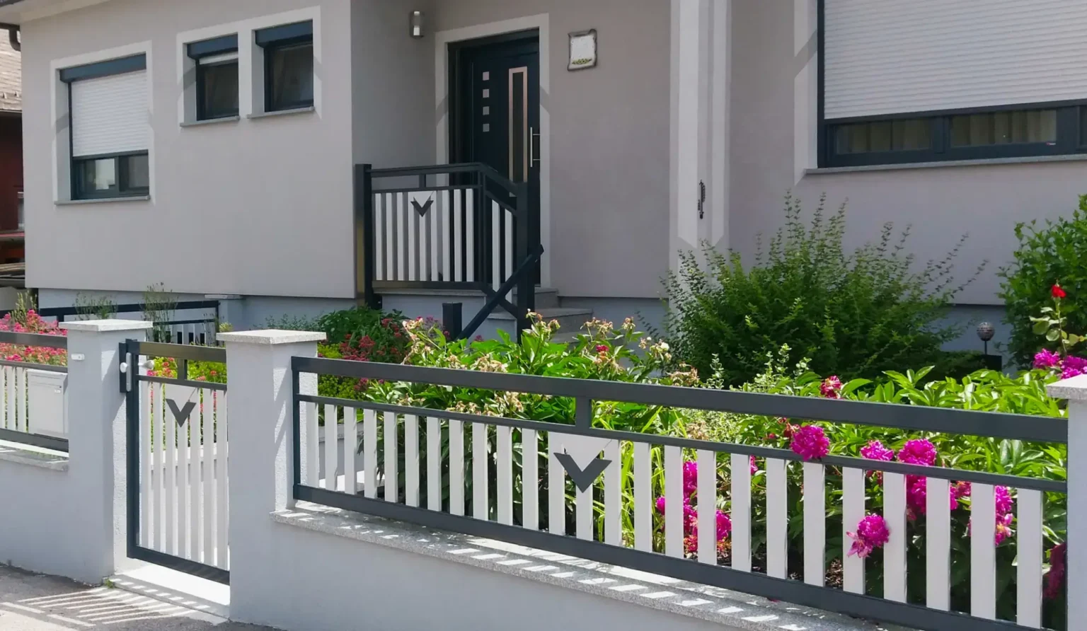 Aluminiumzaun, Brix Zaun, Metallzaun, Decor60, Gehtüre, Zaunfeld, Postkasteneinbau