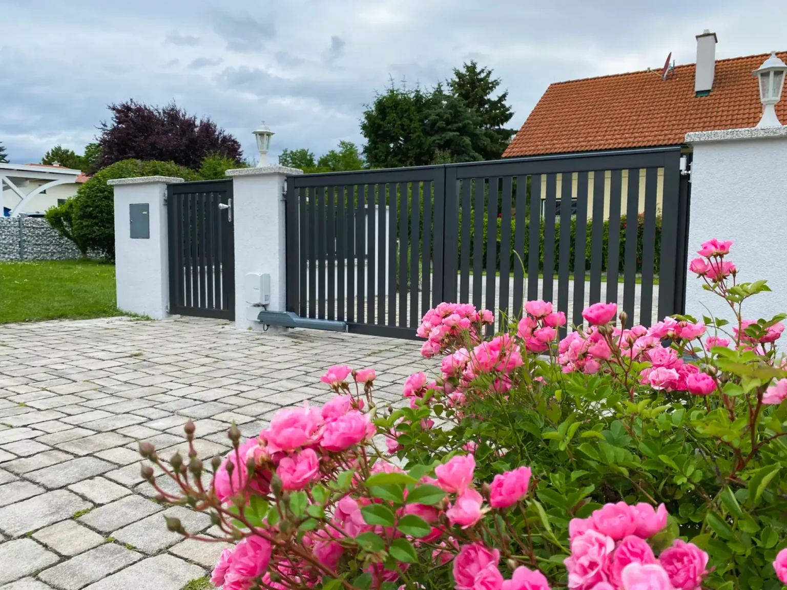 Aluminiumzaun, Brix Zaun, Metallzaun, Dresden, Flügeltor, Gehtüre, Tor-Antrieb