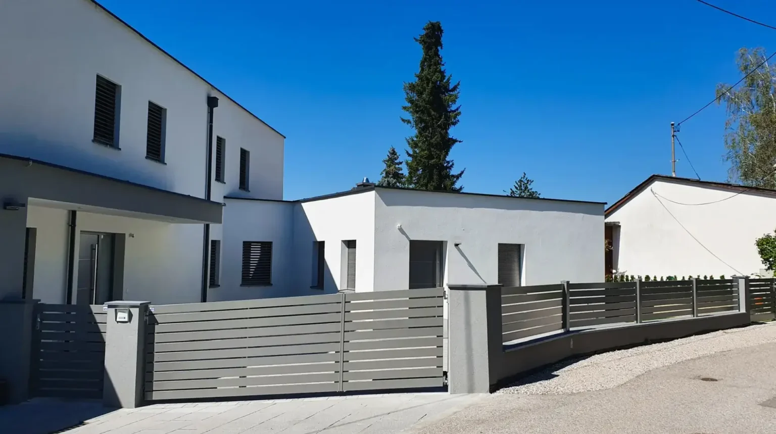 Aluminiumzaun, Aluminiumtor, Brix Zaun, Metallzaun, Frontline, Horizontal, Zaunfeld, Flügeltor, Schräge