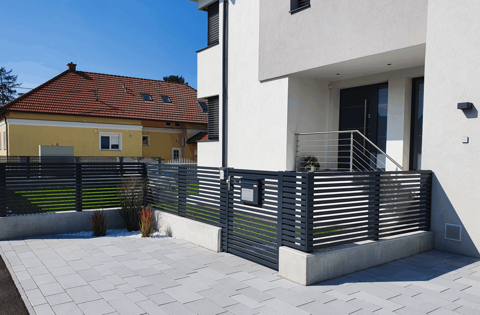 Aluminiumzaun, Brix Zaun, Metallzaun, Frontline, Horizontal, Zaunfeld, Gehtür, Postkasten