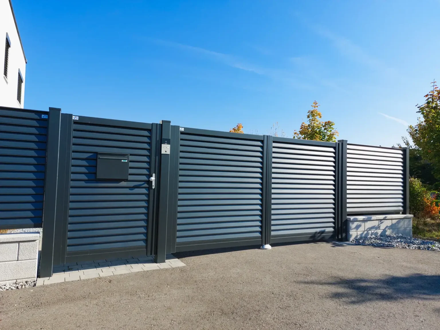 Aluminiumzaun, Brix Zaun, Metallzaun, Lamello , Blocco, Sichtschutz, Gehtüre,Flügeltor, Postkasten