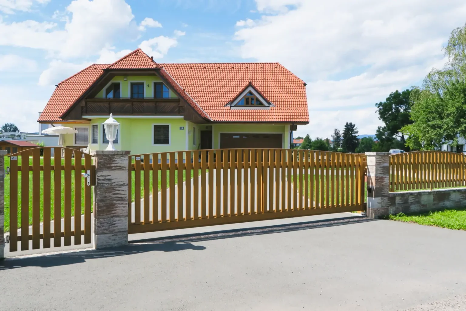 Aluminiumzaun, Brix Zaun, Metallzaun, Latte Classic Zaunfeld, Schiebetor, Gehtüre, Oberkantenleiste