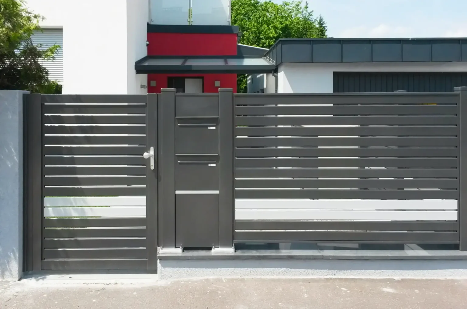 Aluminiumzaun, Brix Zaun, Metallzaun, Latten Füllung Zaunfeld, Gehtüre, Säulenbox, Postkasten Einbau