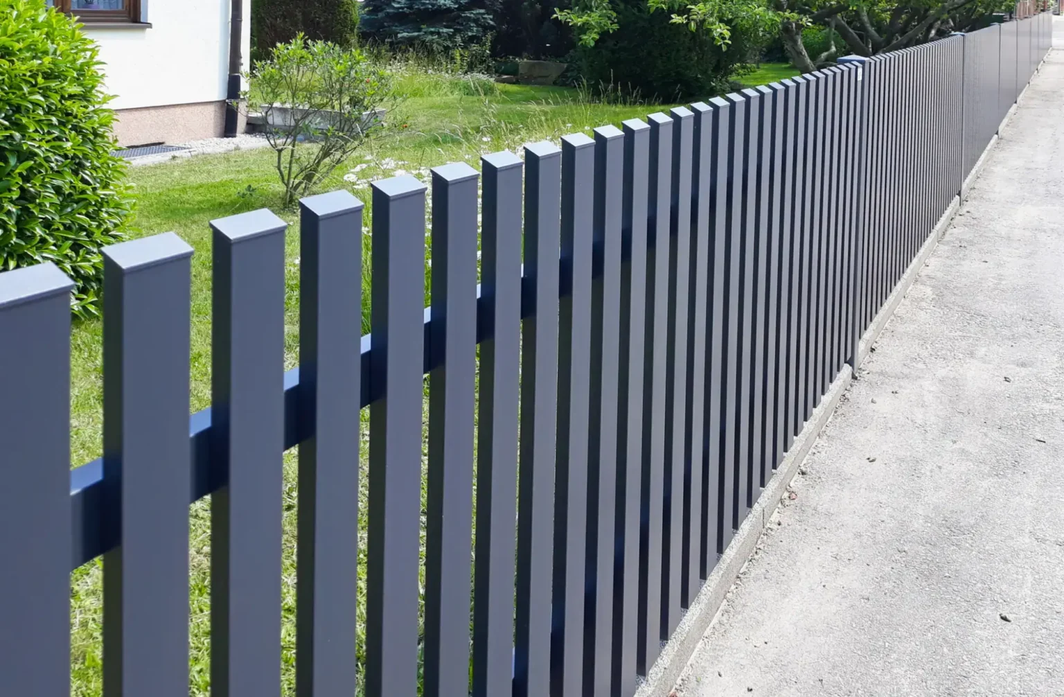 Aluminiumzaun, Brix Zaun, Metallzaun, Paliquad60, Zaunfeld