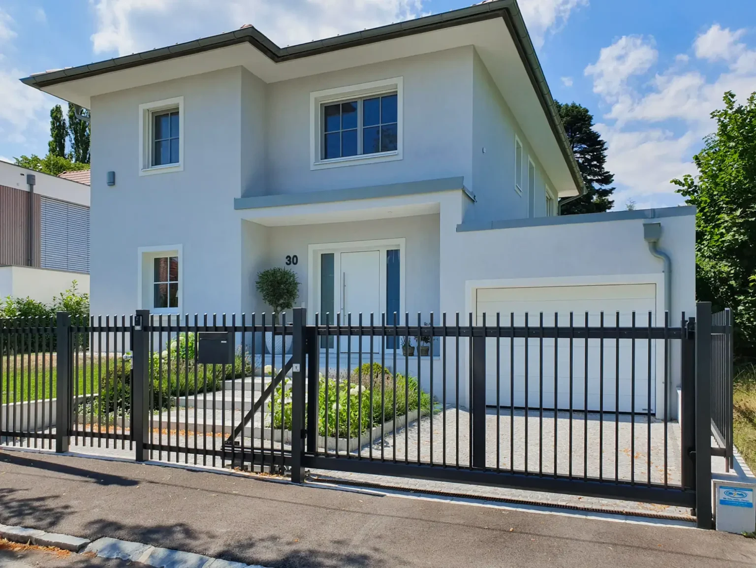 Aluminiumzaun, Brix Zaun, Metallzaun, Paliquadra, Zaunfeld, Gehtüre, Schiebetor, Postkasten