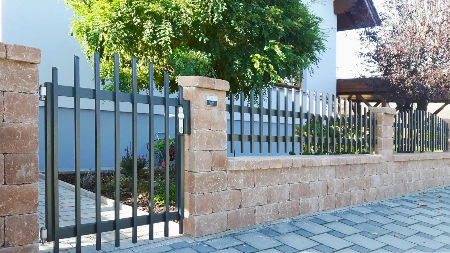 Aluminiumzaun, Brix Zaun, Metallzaun, Paliquadra, Zaunfeld, Gehtüre