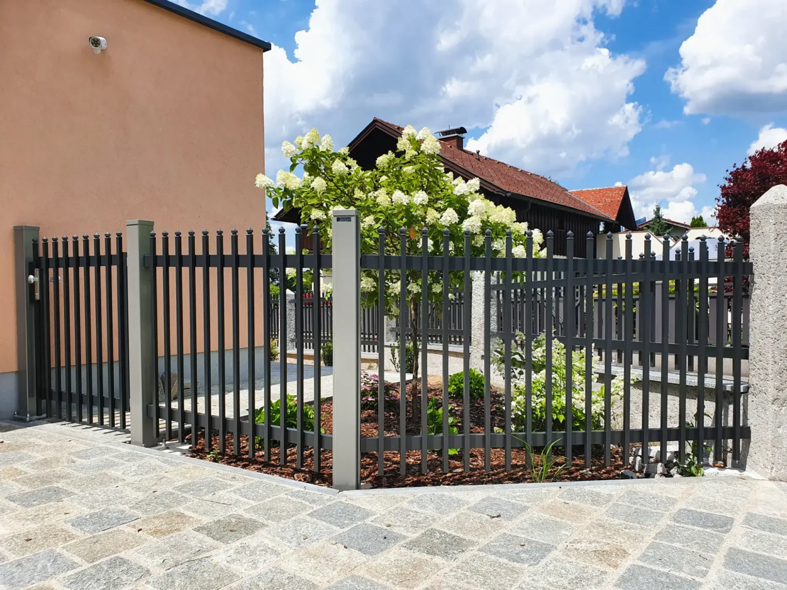 Aluminiumzaun, Brix Zaun, Metallzaun, Paliquadra, Zaunfeld, Gehtüre