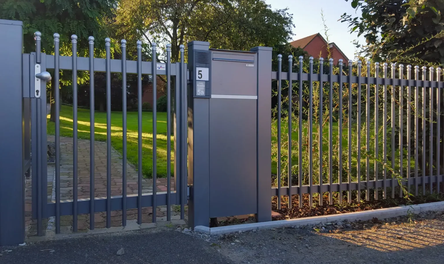 Aluminiumzaun, Brix Zaun, Metallzaun, Palisaden, Säulenbox, Postkasten, Gehtür, Zaunfeld