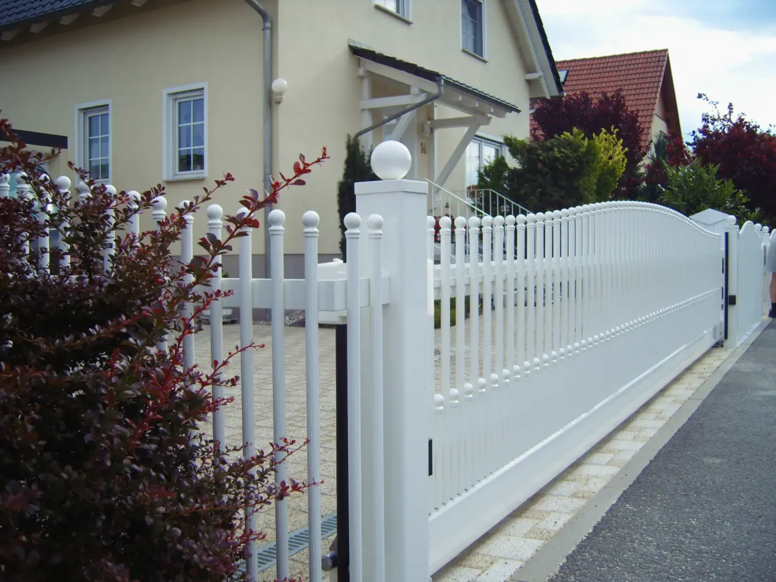 Aluminiumzaun, Brix Zaun, Metallzaun, Palisaden, geschwungen, Zaunfeld, Schiebetor, Abwinkelung