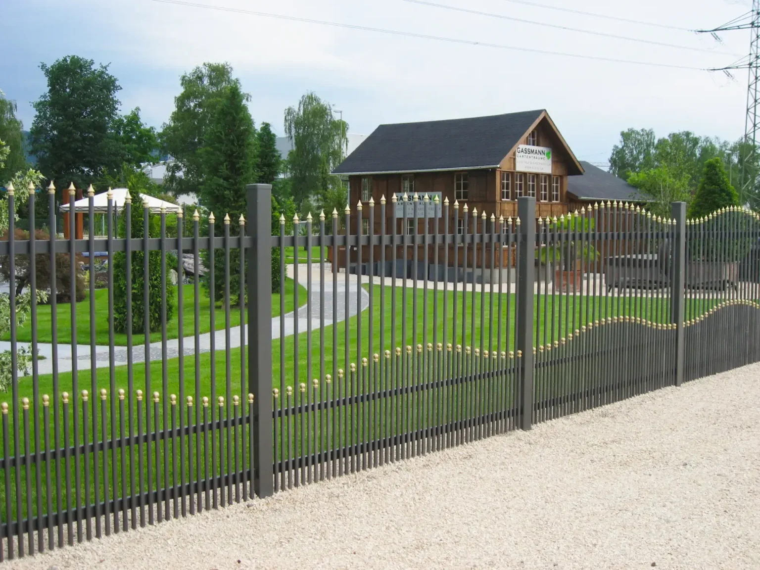 Aluminiumzaun, Brix Zaun, Metallzaun, Palisaden, geschwungen, Zaunfeld, kurze Palisade