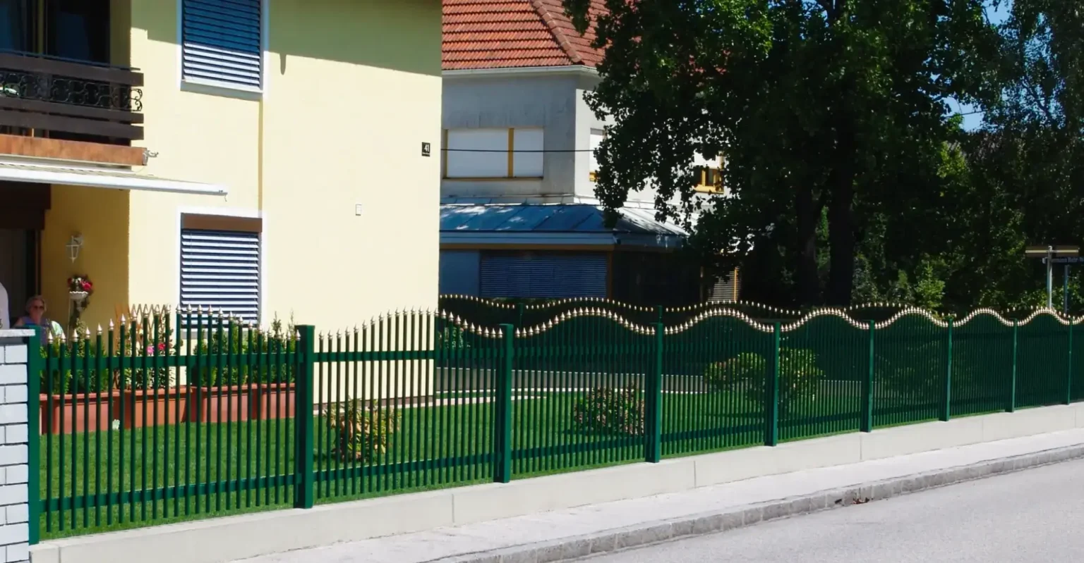 Aluminiumzaun, Brix Zaun, Metallzaun, Palisaden, geschwungen, Zaunfeld