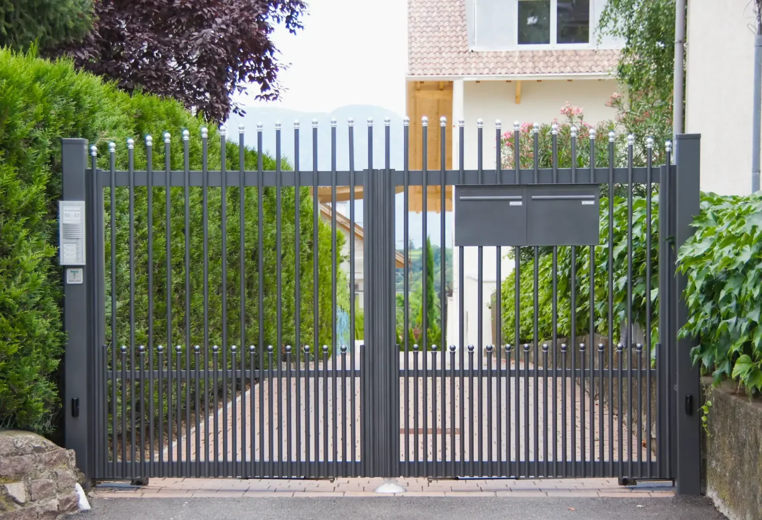 Aluminiumzaun, Brix Zaun, Metallzaun, Palisaden, convex, Flügeltor, Postkasten