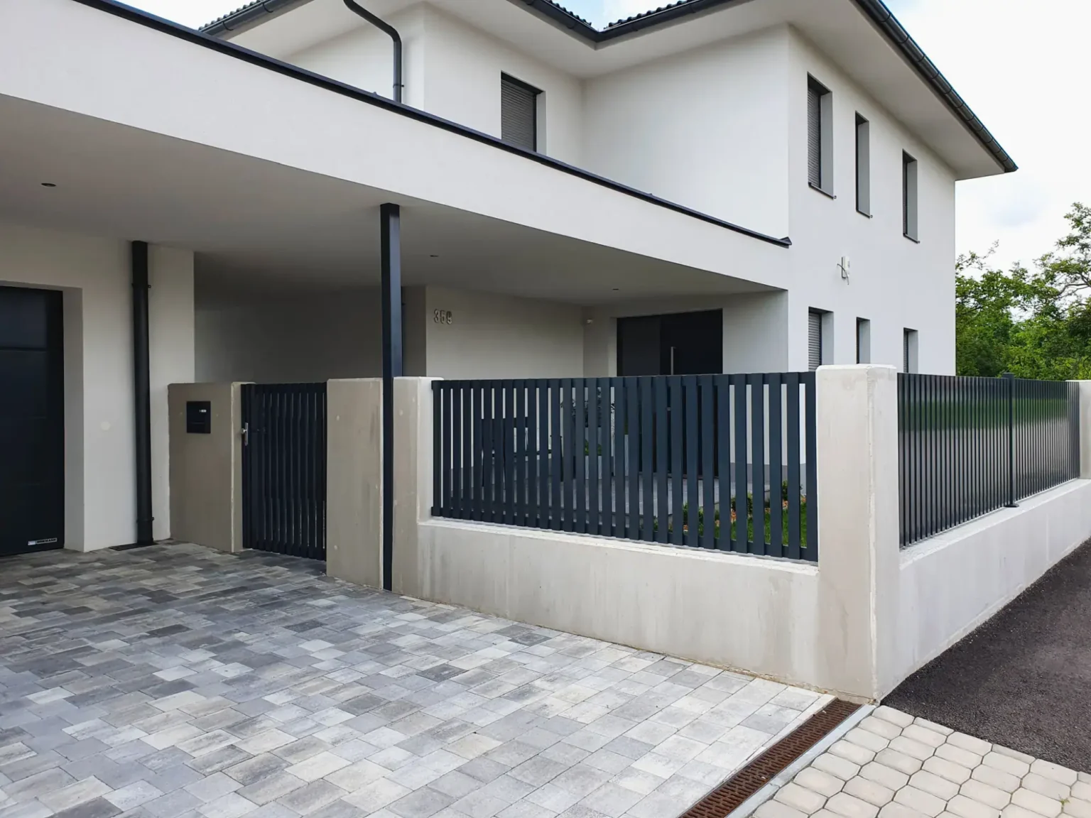 Aluminiumzaun, Brix Zaun, Metallzaun, VertiSign, Zaunfeld, Gehtüre