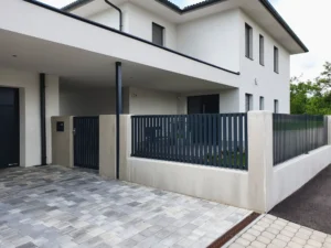 Aluminiumzaun, Brix Zaun, Metallzaun, VertiSign, Zaunfeld, Gehtüre