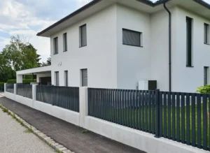 Aluminiumzaun, Brix Zaun, Metallzaun, VertiSign, Zaunfeld