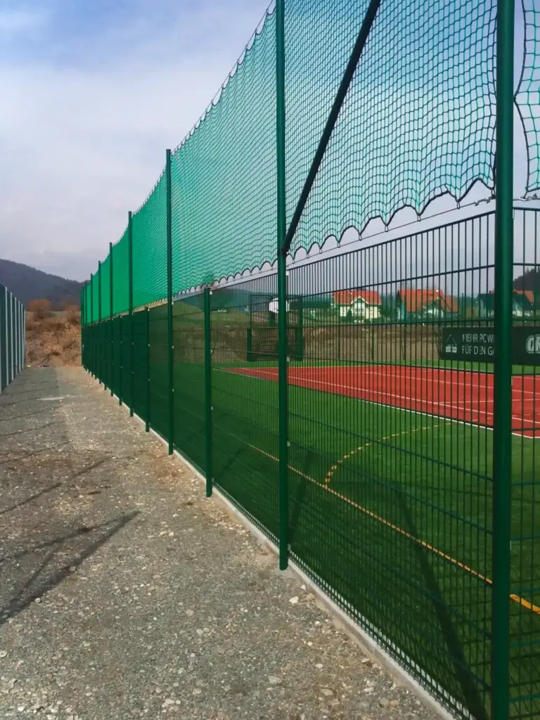 Aluminiumzaun, Brix Zaun, Drahtgitter, Zaunbau, Ballfangnetz, Sportplatz, Objekt-Einfriedung