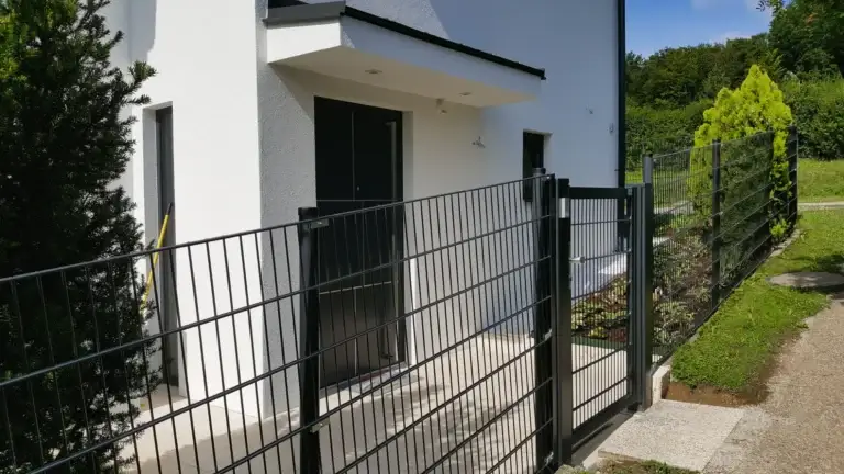 Aluminiumzaun, Brix Zaun, Gitter-Matten, Drahtgitter, Zaunbau, Gehtüre, Schräge