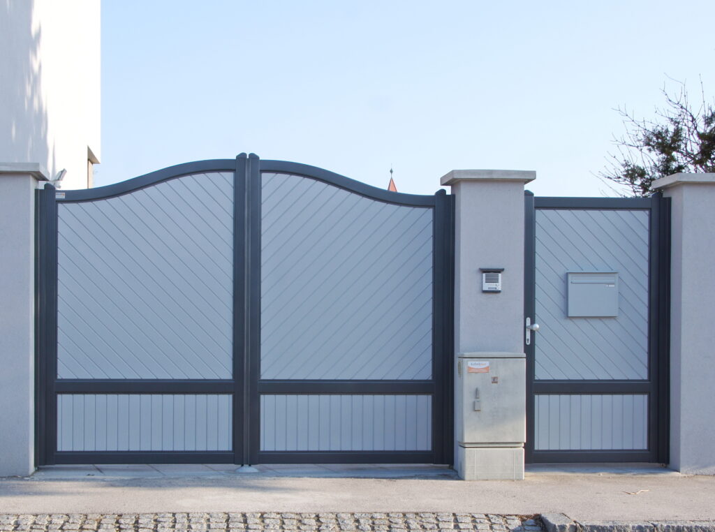 Aluminiumzaun, Aluminiumtor, Brix Zaun, Metallzaun, Arcada, Flügel-tor, Gehtüre, Zaunfeld