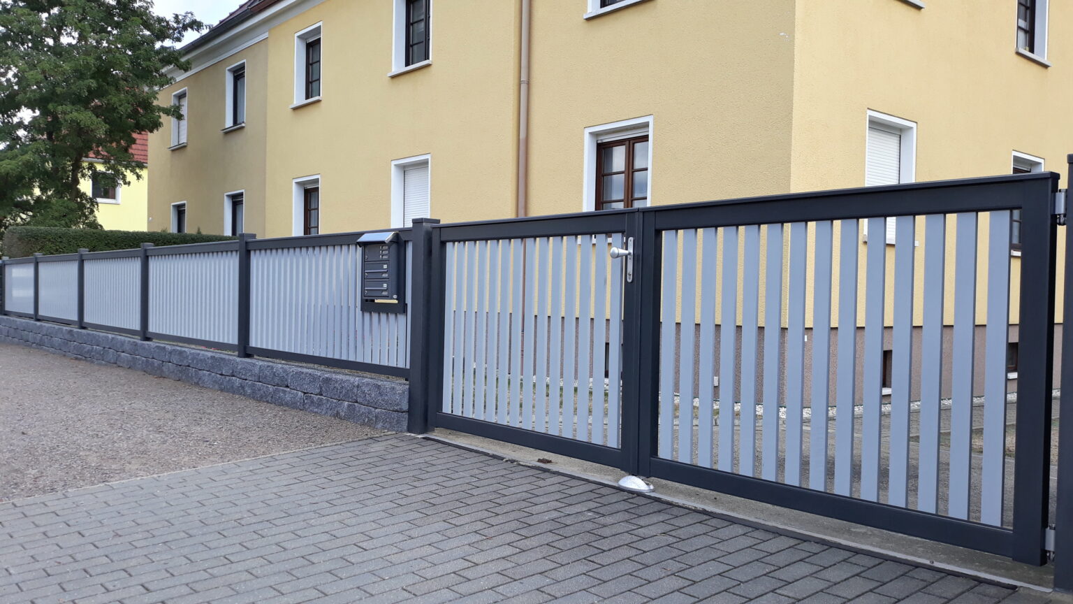 Aluminiumzaun, Brix Zaun, Metallzaun, Dresden, Flügeltor, Zaunfeld