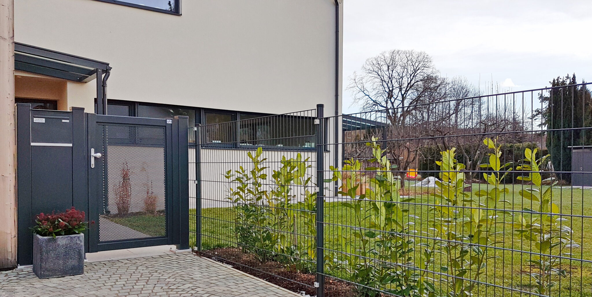 Aluminiumzaun, Brix Zaun, Drahtgitter, Zaunbau, Gehtüre, Postkasten