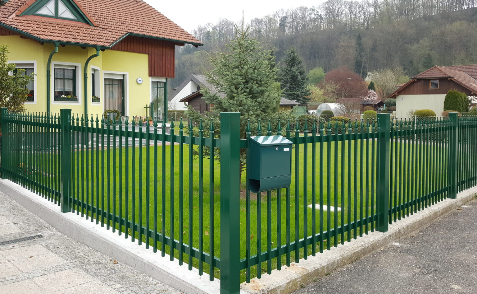 Aluminiumzaun, Brix Zaun, Metallzaun, Paliquarda, Zaunfeld, Postkasten