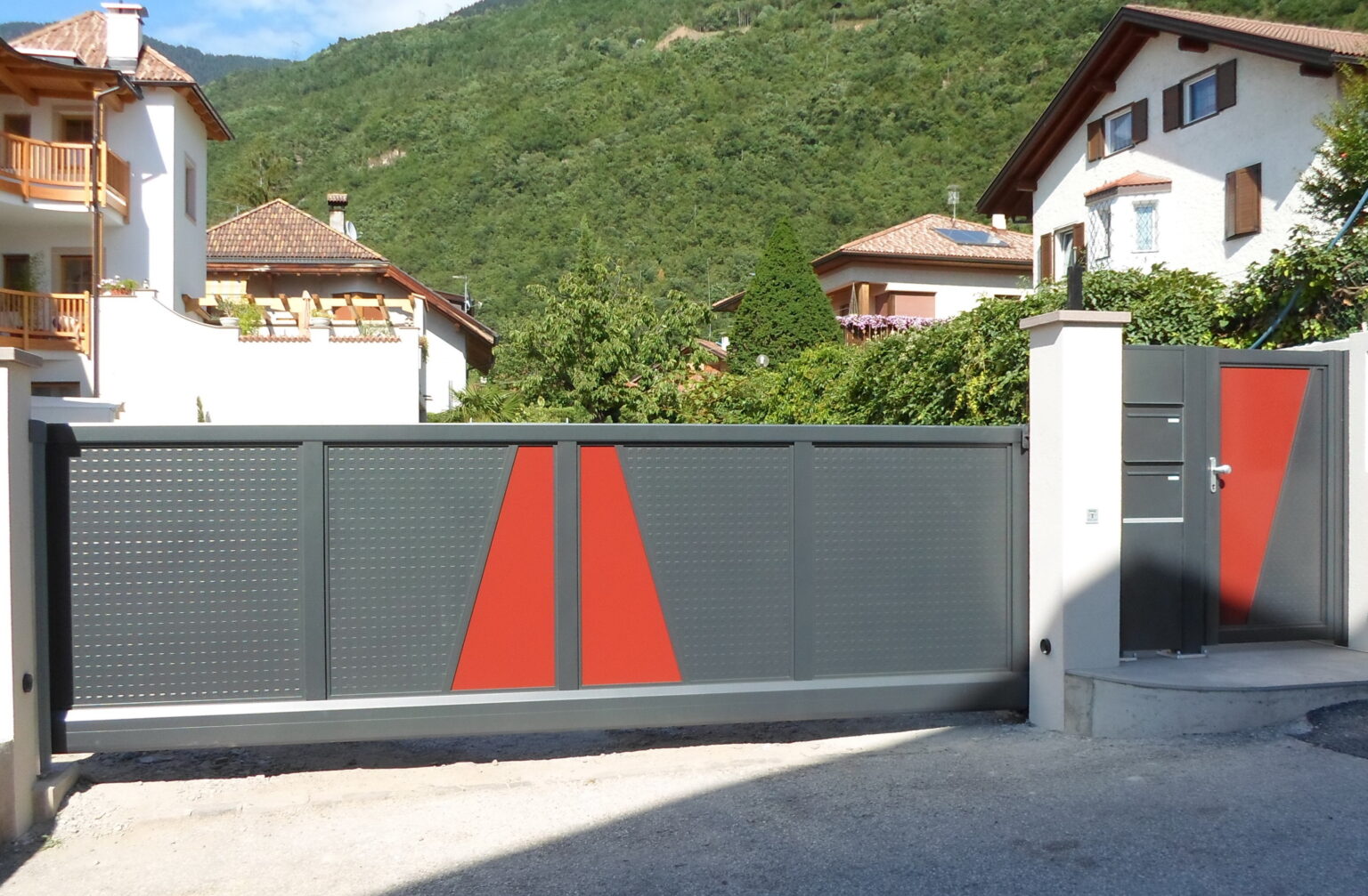 Aluminiumzaun, Brix Zaun, Metallzaun, Trap, Schiebetor, Gehtüre, Postkasten, Postkastensäule,