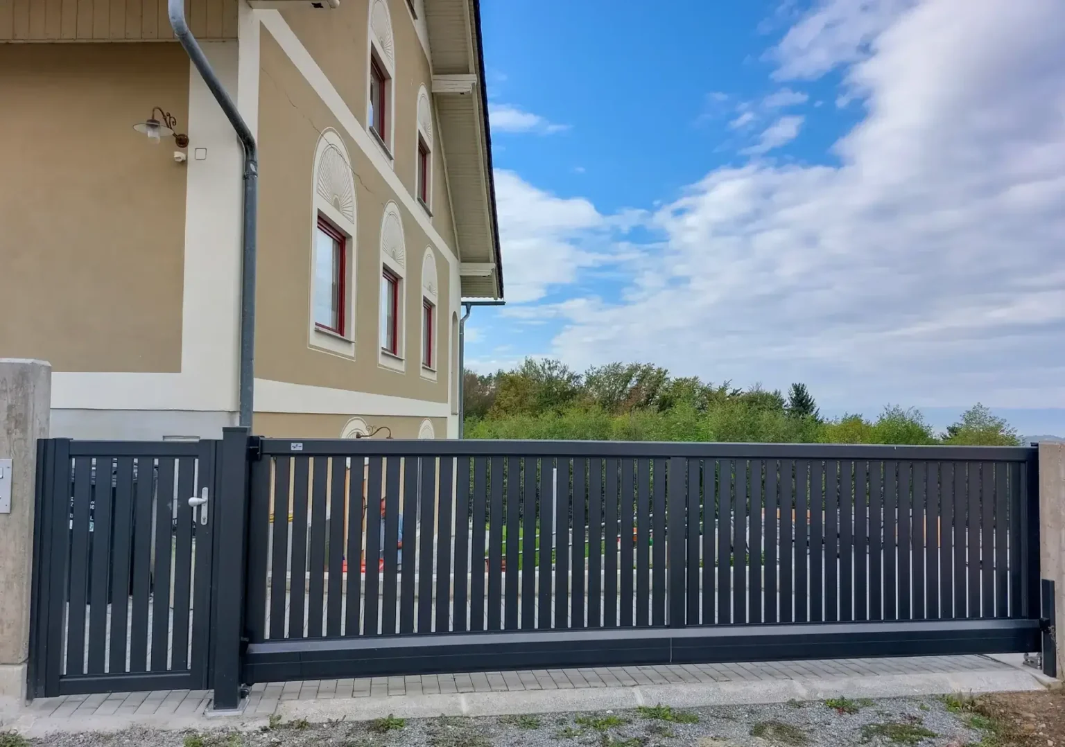 Aluminiumzaun, Aluminiumtor, Brix Zaun, Metallzaun, Latten-Füllung, Gehtür, Schiebetor