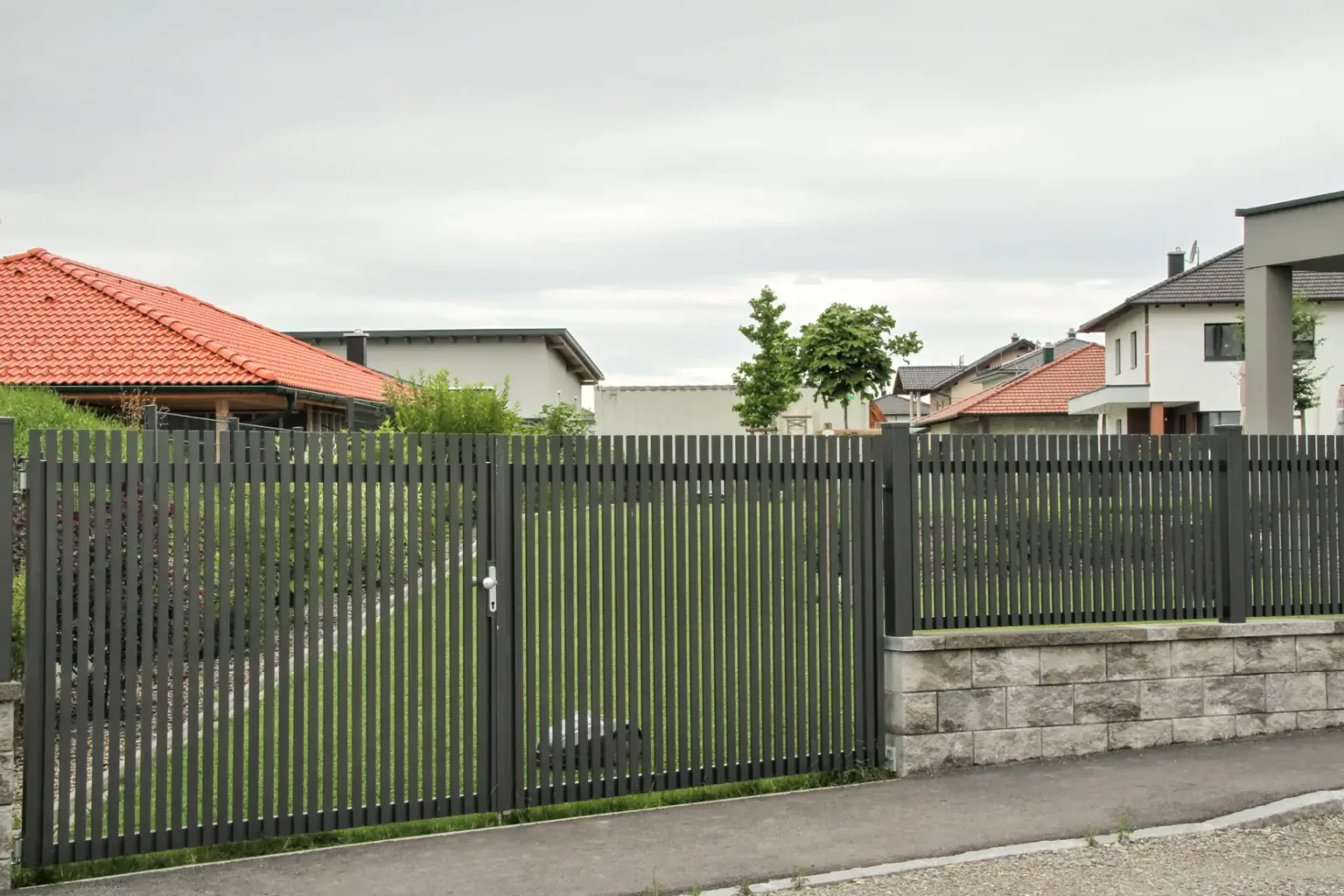 Aluminiumzaun, Brix Zaun, Metallzaun, Verti.Sign, Zaunfeld, Flügeltor