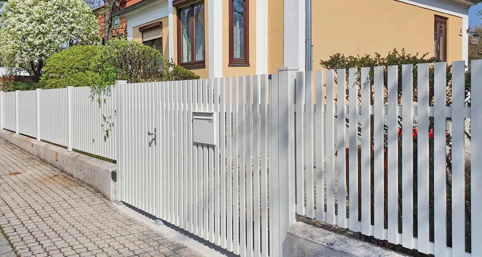 Aluminiumzaun, Brix Zaun, Metallzaun, Verti.Sign, Zaunfeld, Flügeltor, Postkasten
