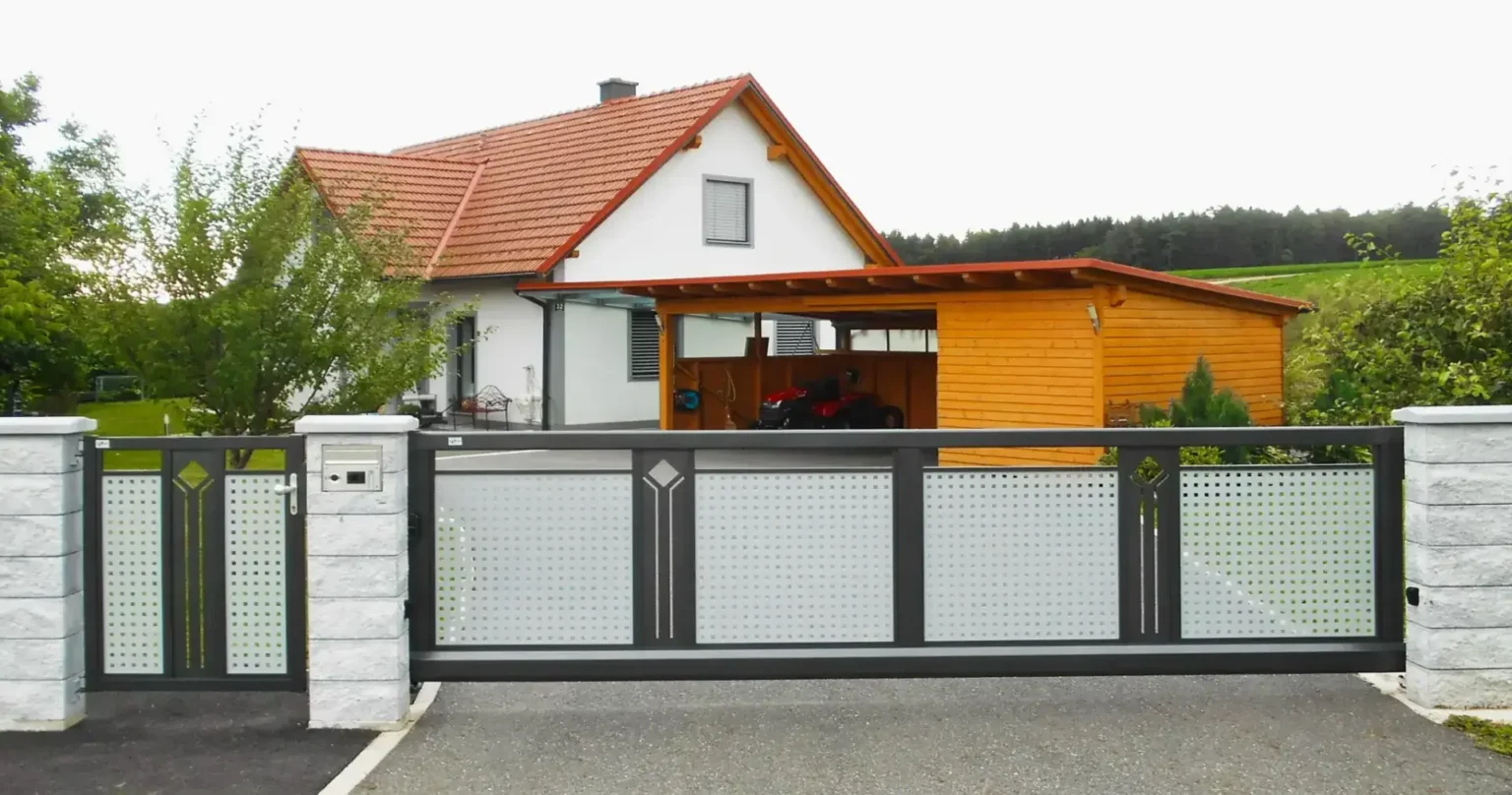 Aluminiumzaun, Aluminiumtor, Brix Zaun, Metallzaun, Decor-Perforee, Schiebetor, Gehtür, Lochblech