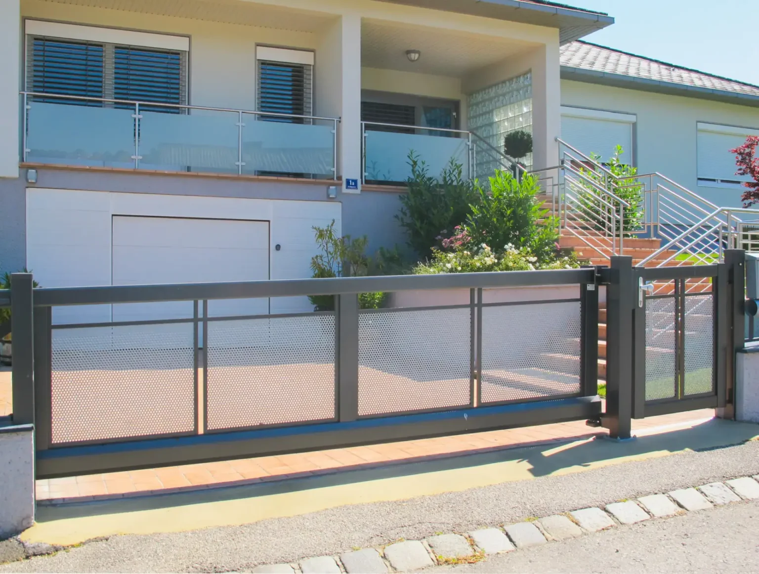 Aluminiumzaun, Brix Zaun, Metallzaun, Decor-Perforee, Schiebetor, Gehtür, Lochblech