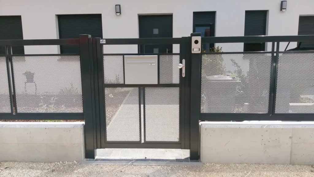 Aluminiumzaun, Brix Zaun, Metallzaun, Decor-Perforee, Gehtür, Zaunfeld, Postkasten, Lochblech