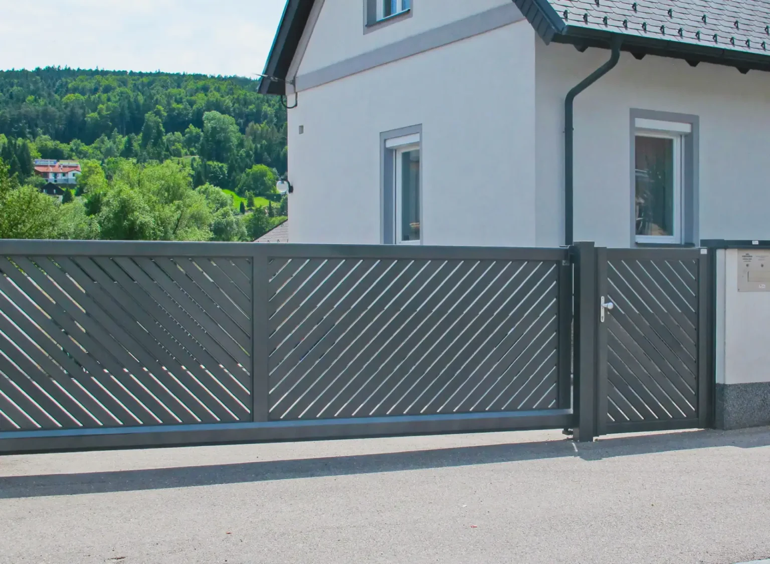 Aluminiumzaun, Aluminiumtor, Brix Zaun, Metallzaun, Latten-Füllung, Schiebetor, Gehtür